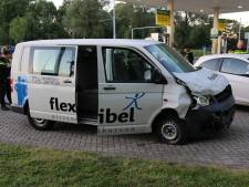 Bestuurder bestelbusje rijdt door na ongeluk