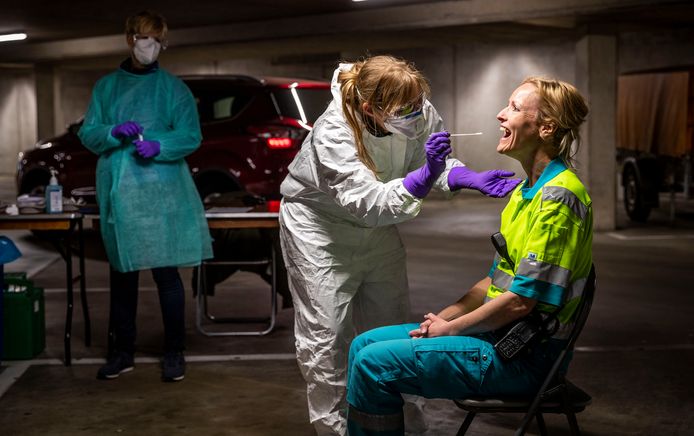 In de parkeergarage van de Witte Dame in Eindhoven heeft de GGD een teststraat ingericht. Per 26 mei verhuist deze naar het parkeerterrein van de Antoon Coolenstraat, ook in Eindhoven.