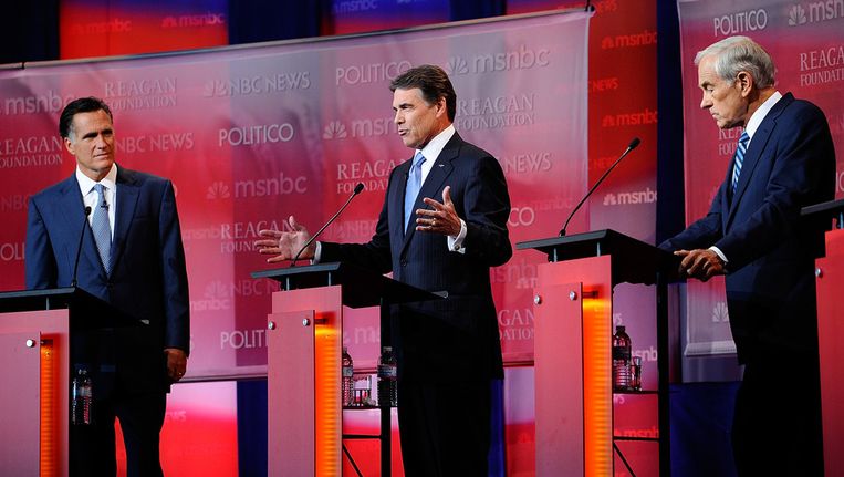 De Republikeinse kandidaten Mitt Romney (links), Rick Perry (midden) en Ron Paul (rechts). Beeld getty