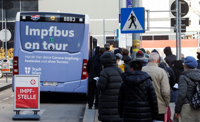 Mensen in de rij voor een coronaprik aan een vaccinatiebus in Wenen, Oostenrijk.