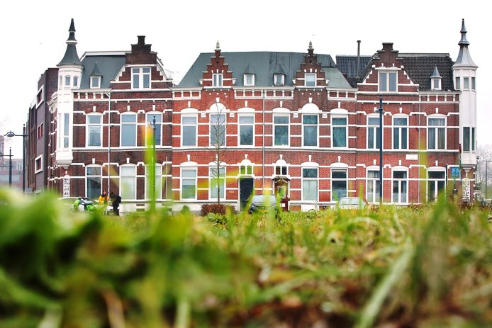 Het karakteristieke appartementengebouw op de hoek Spoorstraat/ Academiesingel.