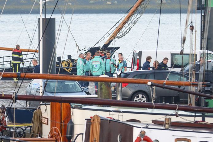 Hulpdiensten in de haven van Harlingen.