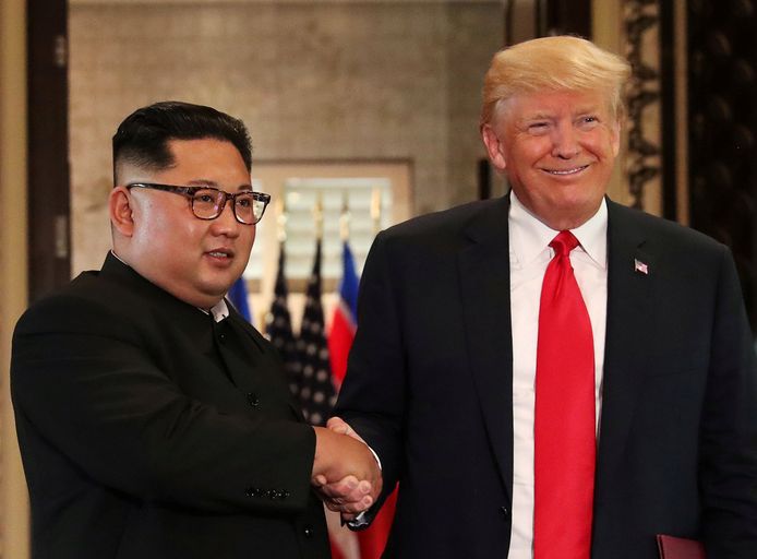 De Noord-Koreaanse leider Kim Jong-un met de Amerikaanse president Donald Trump na de eerste top tussen de twee op 12 juni van dit jaar in Singapore.