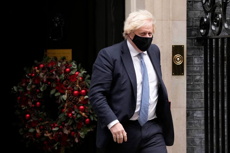De Britse premier Boris Johnson verlaat Downing Street 10 voor het wekelijkse vragenuurtje in het parlement.  Beeld AP