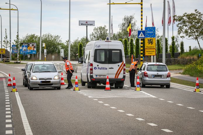 Controle aan de grensovergang met Nederland in Veldwezelt (archiefbeeld).