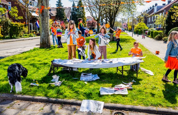 noot Lezen gevaarlijk Spelletjes spelen en spullen verkopen: deze kinderen maken tóch een feest  van Koningsdag | Rotterdam | AD.nl