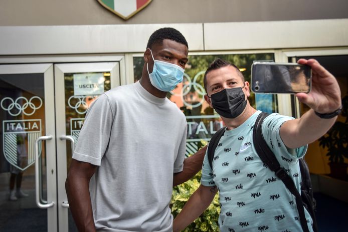 Denzel Dumfries in Italië met een supporters van Inter.
