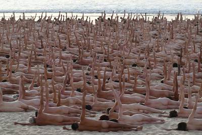Duizenden naakte mensen op strand Sydney tegen huidkanker