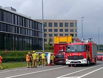 Bestuurder (71) sterft na klap tegen geparkeerde oplegger aan overkant van straat in Kortrijk