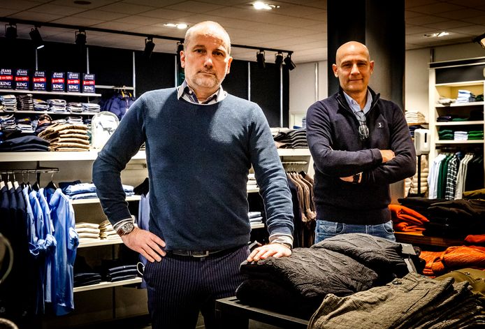 Robbert Stoopman (links) en Frank Glimmerveen vinden dat de winkels open moeten blijven. ,,We kunnen de basisregels garanderen en handhaven.’’