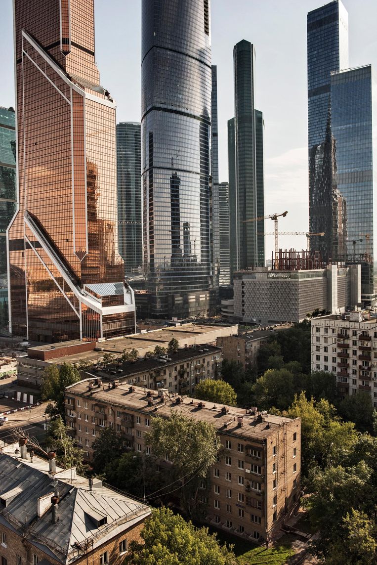 Chroesjtsjovka's, op de voorgrond, in Moskou: eenvoudige flatgebouwen van vijf etages die het woningtekort na de oorlog moesten tegengaan. Beeld Yuri Kozyrev/Noor