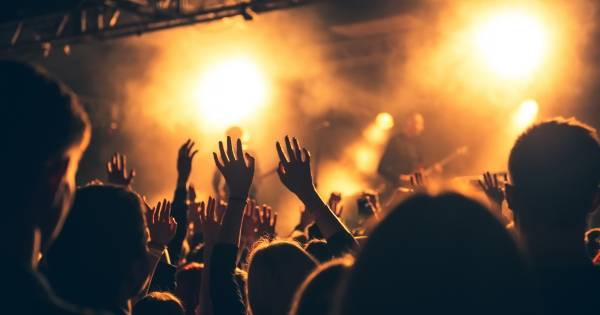 Hakken, springen en meezingen tijdens muziekevenement De Feeststal in Velddriel