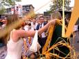 Prinses Amalia bedolven onder confetti tijdens Koningsdag