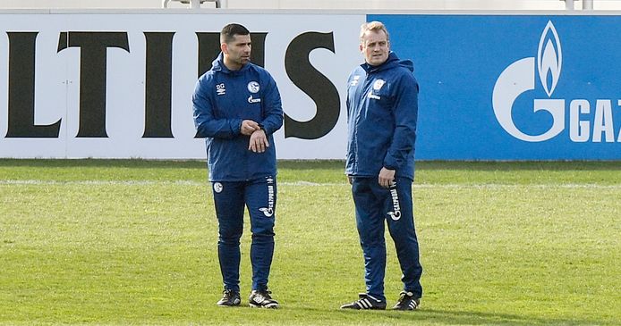 Schalke-trainer Dimitrios Grammozis (l) en assistent Mike Büskens.