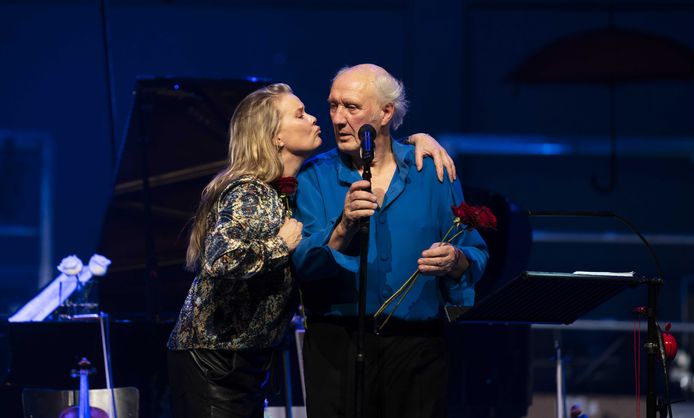 Herman van Veen en zijn oudste dochter Babette tijdens De Voorstelling in Carré.