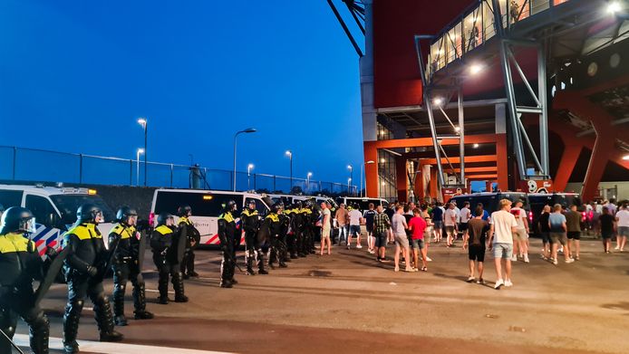 De ME was massaal aanwezig bij De Grolsch Veste in Enschede, tijdens de wedstrijd FC Twente-Fiorentina.