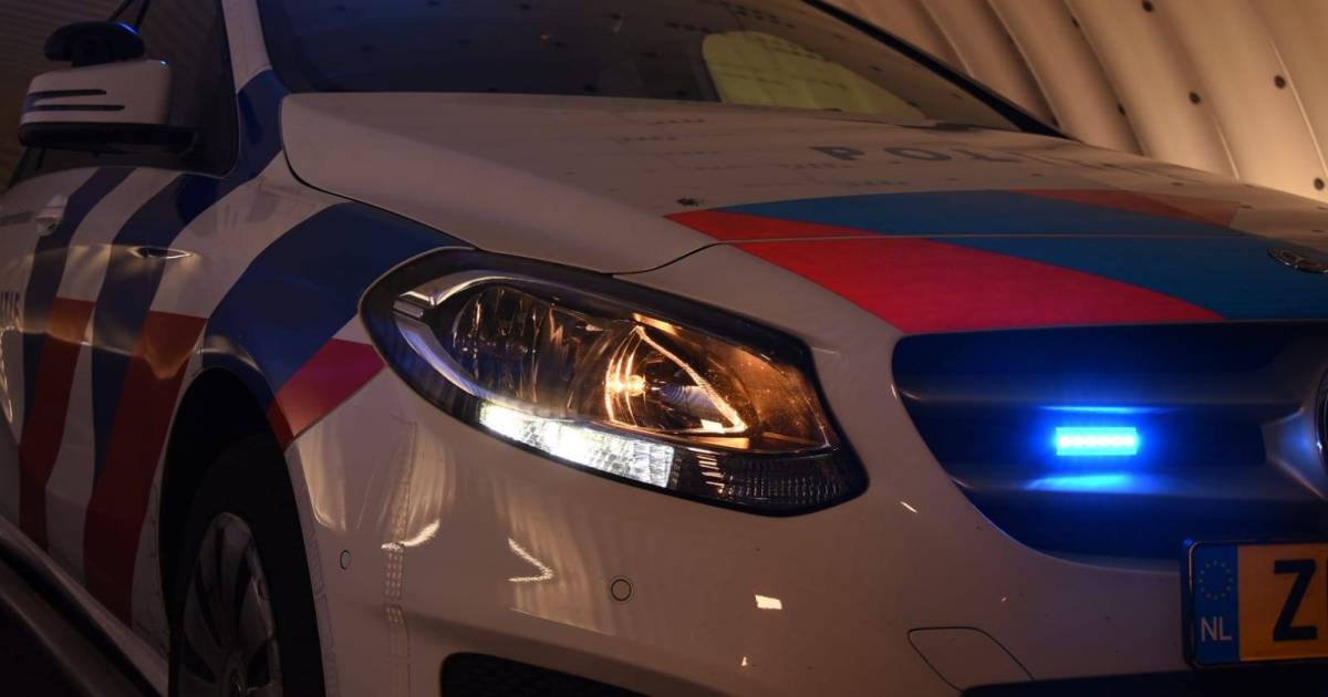 Man op gestolen scooter breekt been bij botsing met politieauto in Oss.