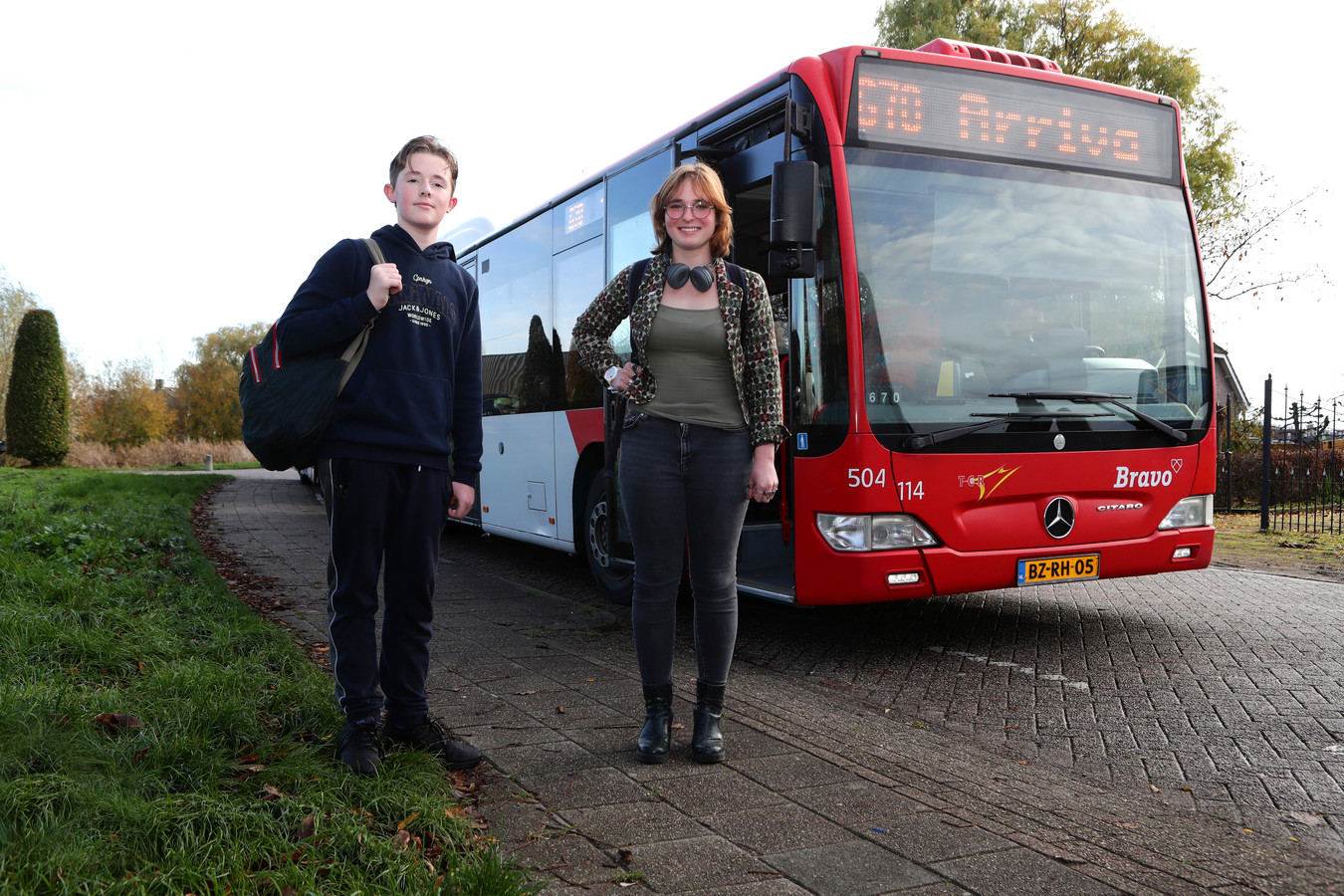 Als de provincie Noord-Brabant haar zin krijgt, zullen Jurre Zegelink (14) en Indy van Mook (15) nog veel langer onderweg zijn.