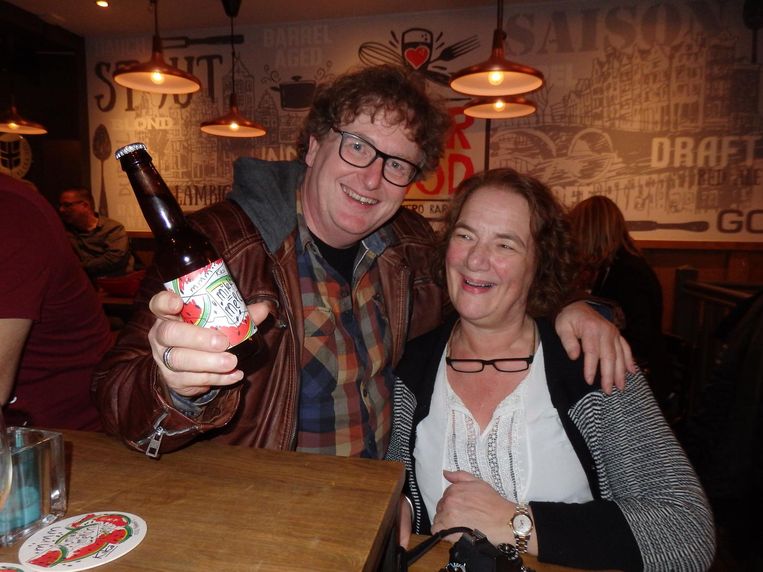 Zelfstandig ondernemers Hans en Martha Wareman, meteen ook de ouders van Timothy, en hoogste bieder op het eerste flesje, 400 euro. Goed, en een tafeltje voor zes Beeld Schuim