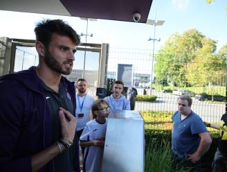 50-tal boze Anderlecht-fans wachten spelersbus op op Neerpede na verlies in Westerlo, Hoedt spreekt hen toe