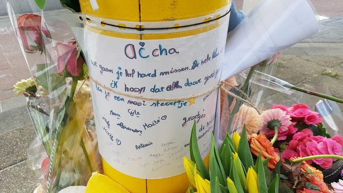 De tekst die Aicha's klasgenootjes achterlieten aan het verkeerslicht op de plaats van het ongeval.