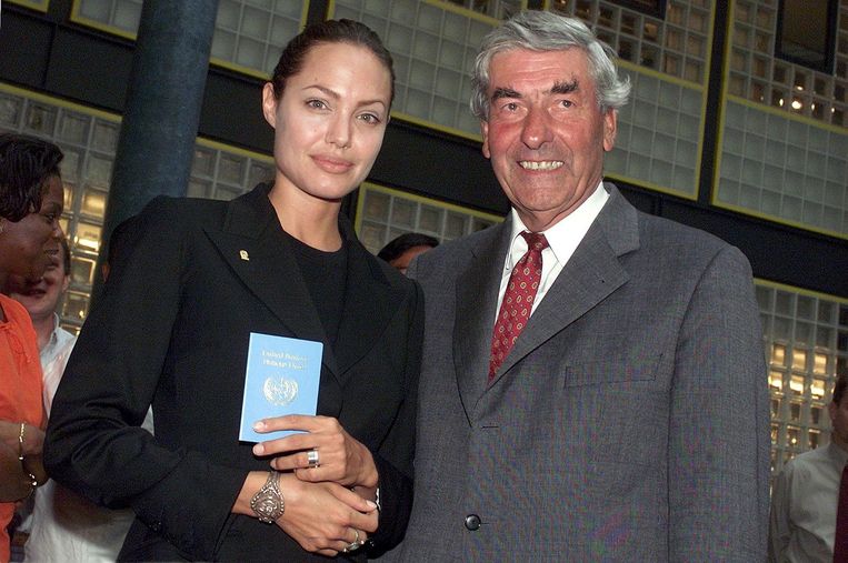 Lubbers als Hoge Commissaris voor de Vluchtelingen met actrice Angelina Jolie Beeld ANP