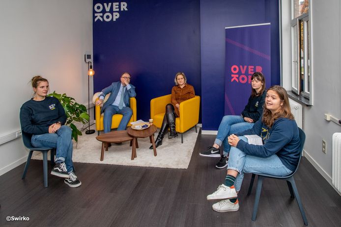 Burgemeester D'Haese en schepen Katrien Beulens openen het OverKop-huis in Aalst.