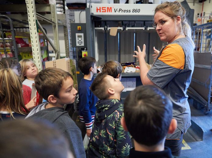 Het personeel van de Colruyt legde onder andere uit hoe karton in een press-machine terecht komt om te recycleren.