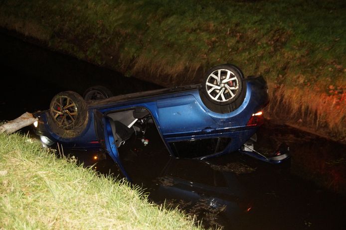 Auto in de sloot in Drunen.