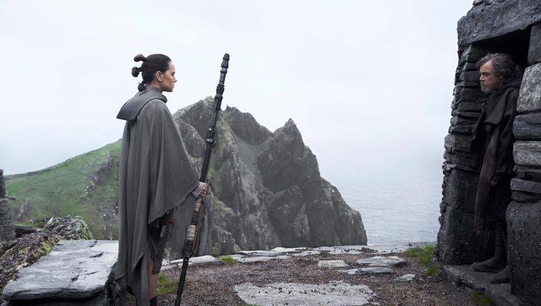 Star Wars: The Last Jedi, met Daisy Ridley (links) als Rey en Mark Hamill als Luke Skywalker. Beeld  