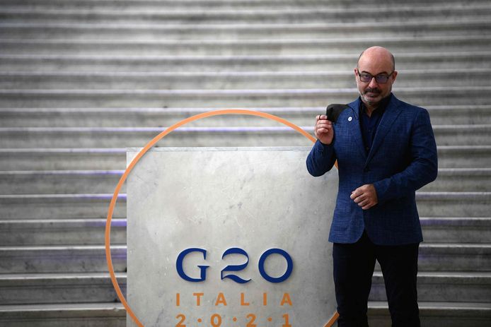 Le ministre italien de la Transition écologique Roberto Cingolani pose au Palazzo Reale à Naples, le 22 juillet 2021, pour la réunion du G20 sur le climat et l'énergie.