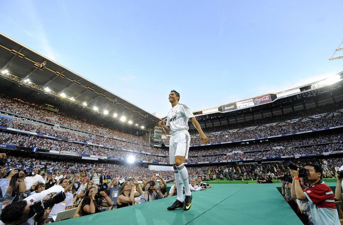 Ronaldo wordt voorgesteld voor een zo goed als vol Bernabéu.