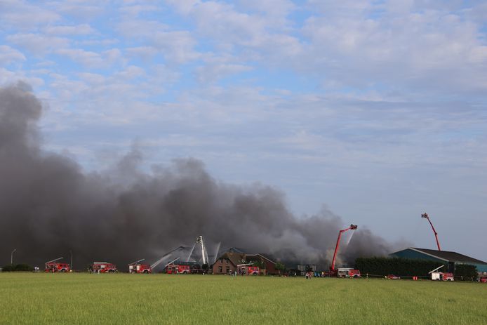 De rookontwikkeling is op grote afstand te zien.