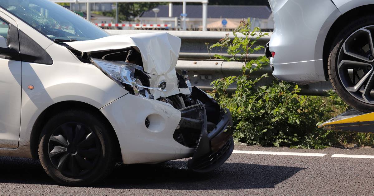 Botsing tussen twee autos op de A59 bij Waalwijk.