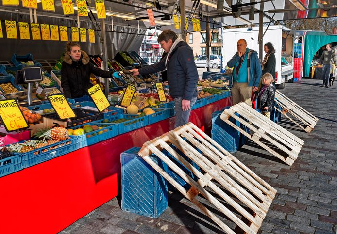 De groenteboer op de markt in Vleuten heeft pallets voor de kraam geplaatst om wachtende klanten op afstand te houden