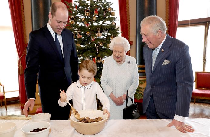 William en Charles met de Queen en de kleine prins George.