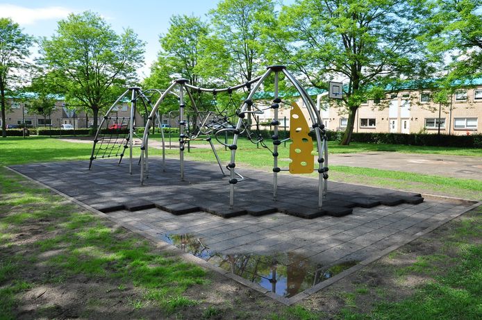 koffer Robijn Smeltend VIDEO: Rubberen tegels gestolen bij Waalwijkse speeltuin: 'Onze kinderen  zijn bestolen van een speelplek' | Waalwijk | bd.nl