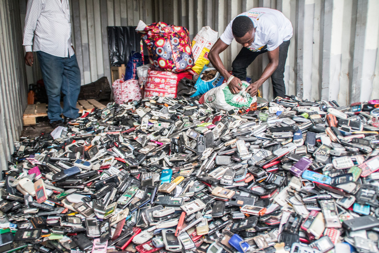 Het inzamelen van mobieltjes in Zambia 2017 Beeld Closing The Loop