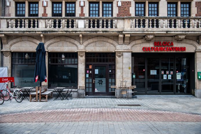 Het cultuurcafé heeft nu onderdak in het gebouw van Cultuurcentrum Belgica, maar verhuist met de restauratie van het naastgelegen Huis Van Winckel naar dat pand. “Beter een nieuwe uitbater te zoeken om tegemoet te komen aan de nieuwe visie”, oordeelt de stad.