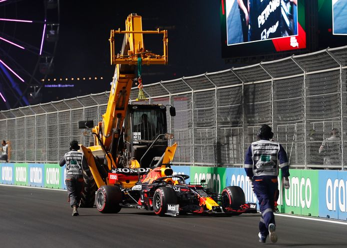 De Red Bull van Max Verstappen heeft de nodige schade.