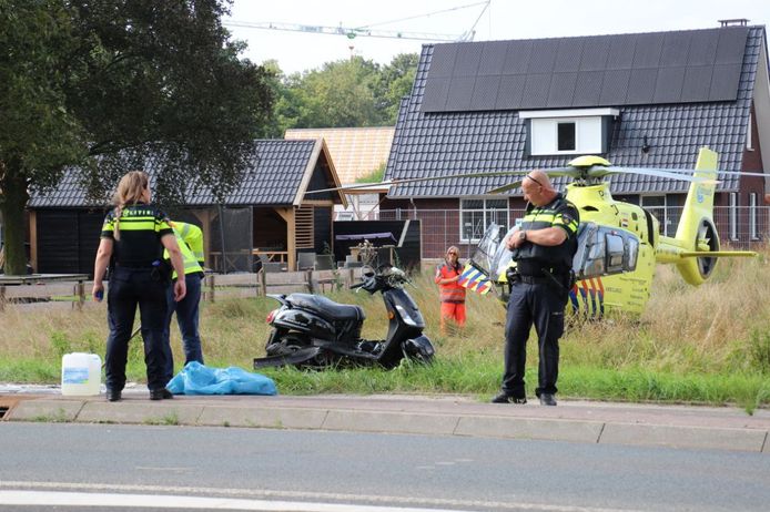 Een scooterrijder in Teuge is vrijdagmiddag met onbekend letsel overgebracht naar het ziekenhuis. Het slachtoffer raakte gewond bij een botsing met een plaatsnaambord.