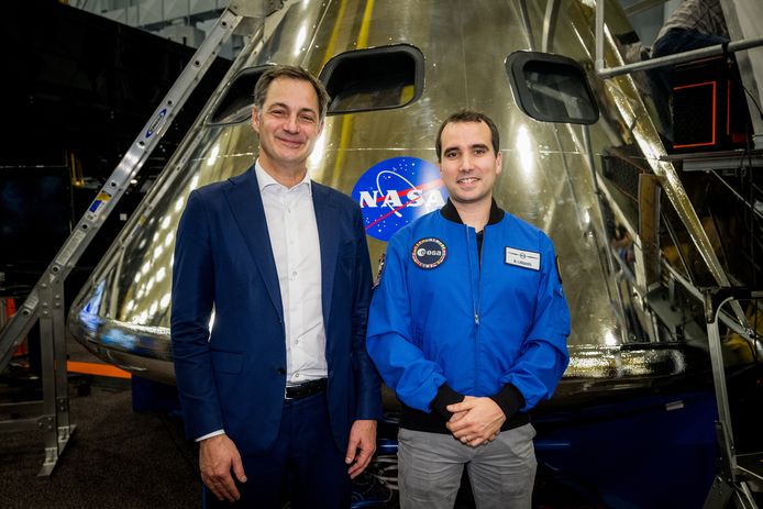De Belgische premier Alexander De Croo samen met de Belgische aspirant-astronaut Raphael Liegeois in het NASA Johnson Space Center in Houston.