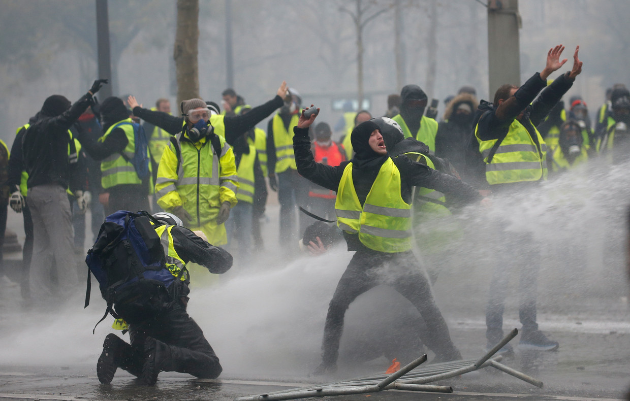 De confrontatie tussen de gele hesjes en de politie in Parijs waren grimmig. 