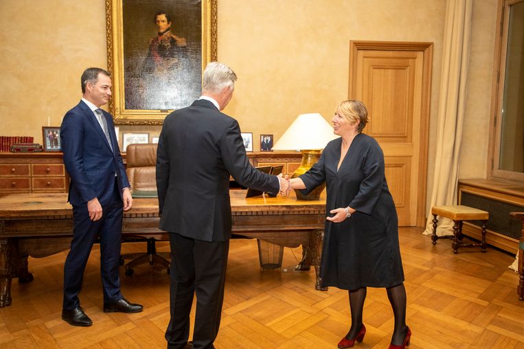 Eerste minister Alexander De Croo, Koning Filip en Caroline Gennez op de foto na de eedaflegging zaterdag op het Koninklijk Paleis in Brussel. Beeld BELGA