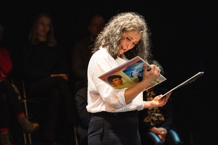 Tamar van den Dop in ‘Every Brilliant Thing’ van Duncan Macmillan. Beeld Fred Debrock