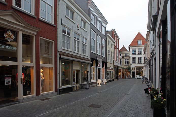 Winkeliers in Bergen op Zoom moeten nog steeds ontheffing aanvragen als ze op zondag langer open willen zijn.