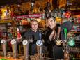 Berry Schut (l) en Anne Zandbergen zijn de nieuwe eigenaren van dorpskroeg De Heksenketel in hub woonplaats Beekbergen.