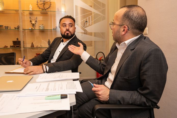 Dejan Stankovic van de Brusselse vzw Kham (L) met advocaat Abderrahim Lahlali.