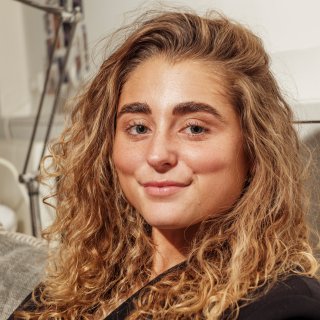 Mare (21) uit Den Helder vond haar eigen plekje aan de Herengracht: ‘De toeristen krijg je erbij, dat heeft ook wel wat’