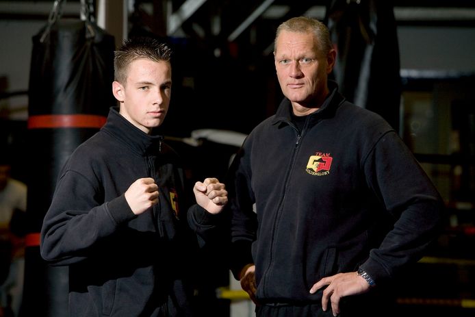 Robbie Hageman (links) op 16-jarige leeftijd met de Bredase coach Cor Hemmers.